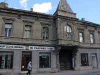 Ulica Vladimira Nazora 15 Kuća je građena na prijelazu 19. u 20. stoljeće s jakim utjecajem stilskih oblika arhitekture historicizma i neoklasicizma  Kuća je građena na prijelazu 19. u 20. stoljeće s jakim utjecajem stilskih oblika arhitekture historicizma i neoklasicizma. U ovoj kući dugi niz godina bila je ugledna trgovina krojačkoga materijala obitelji Hajnic. Tijekom svojeg boravka u Petrinji ovdje je živjela i obitelj Kvaternik.